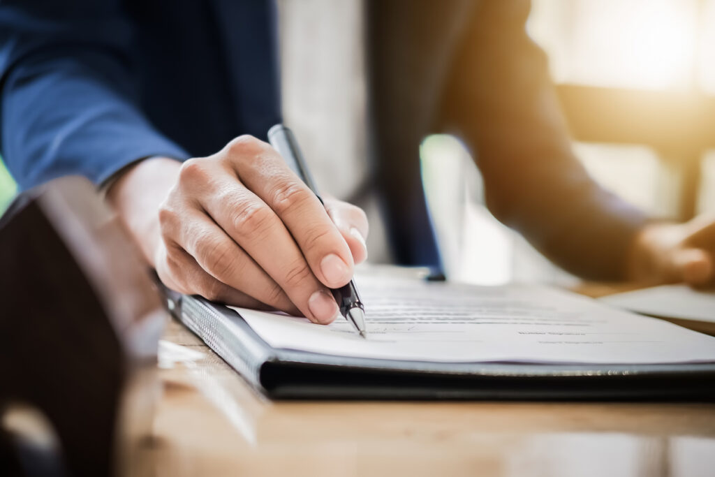 Photo de la main d'un avocat en droit immobilier