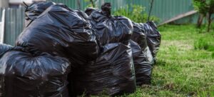 que faire si mon voisin entrepose ses dechets et encombrants dans son jardin cover