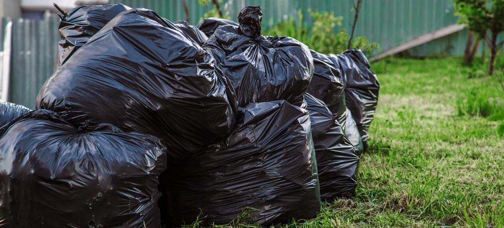 que faire si mon voisin entrepose ses dechets et encombrants dans son jardin cover