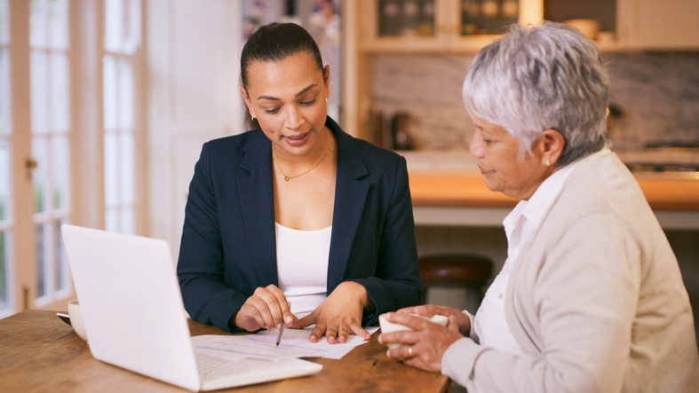 avocate entrain de renseigner une cliente sur comment organiser su succession
