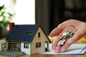 main avec des clés et une maison lors d'un achat en viager