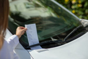Femme recevant une contravention sur sa voiture