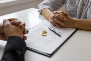 Deux mariés signant leur contrat de mariage