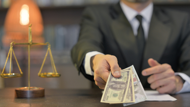 Un juriste qui donne de l'argent après un litige pour une indemnisation