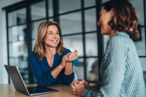 Direction des ressources humaine en conversation avec une employée pour la prise de congé dans une entreprise