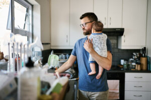 papa après avoir obtenu la garde de son enfant